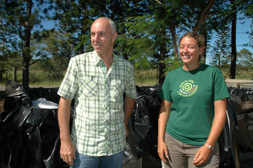Marc Daguzan et Laura Henry, impliqués dans l’organisation de cette récupération des déchets phytosanitaires, visiblement satisfaits par le succès de l’opération.