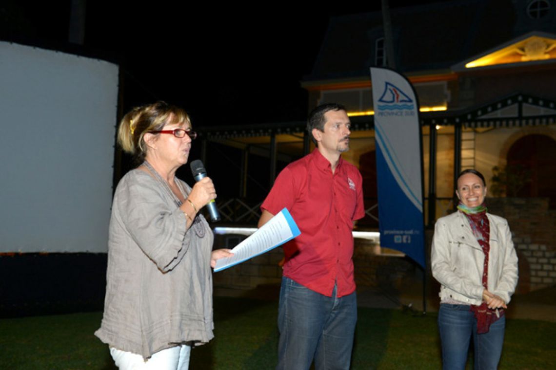 De gauche à droite : Martine Lagneau, 1ère vice-présidente de la province Sud, Jean-Baptiste Friat, directeur de la Culture et Delphine Ollier, déléguée générale du festival de La Foa.