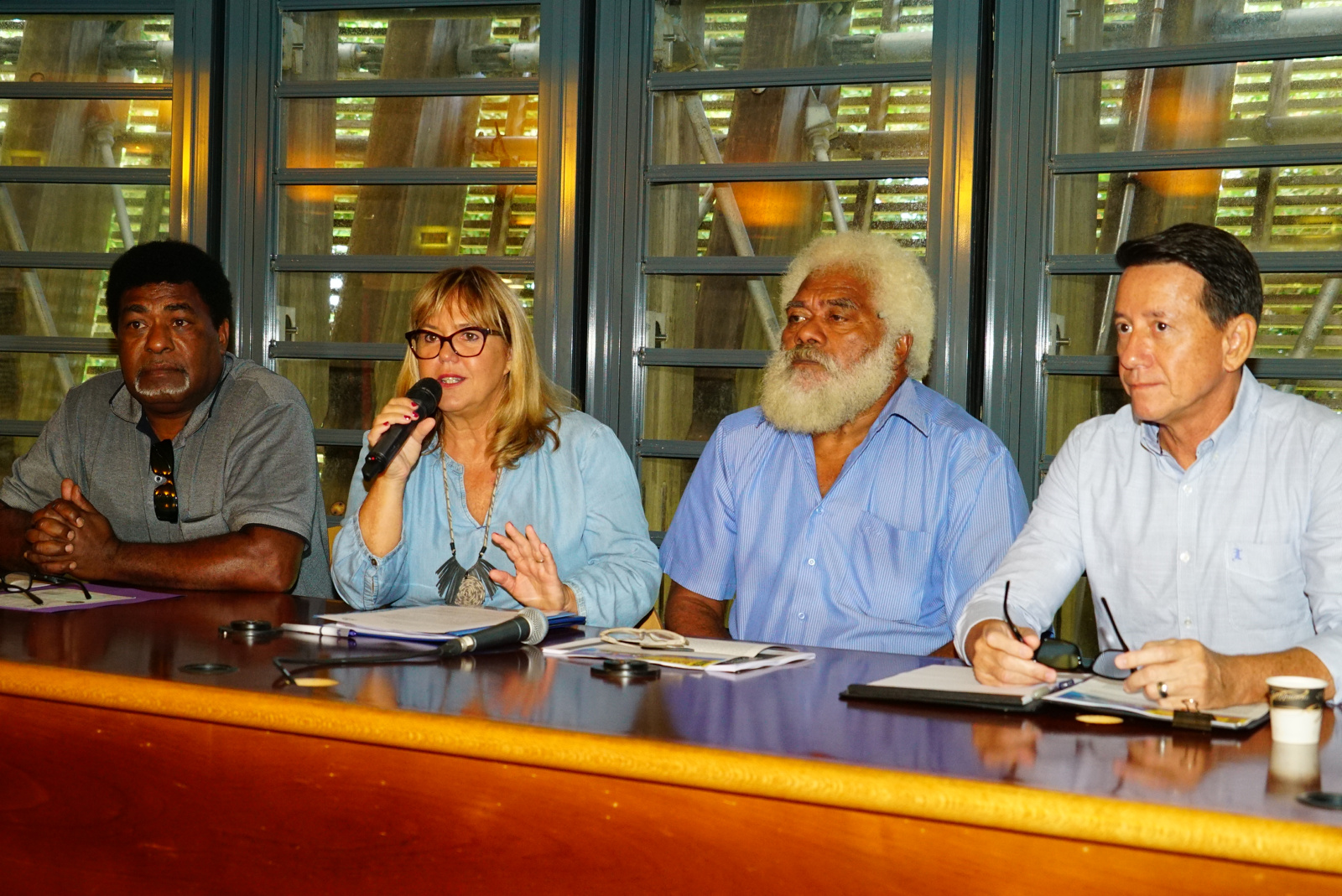 Martine Lagneau entourée des différents représentants des GIE Tourisme, et du directeur de Nouvelle-Calédonie Tourisme