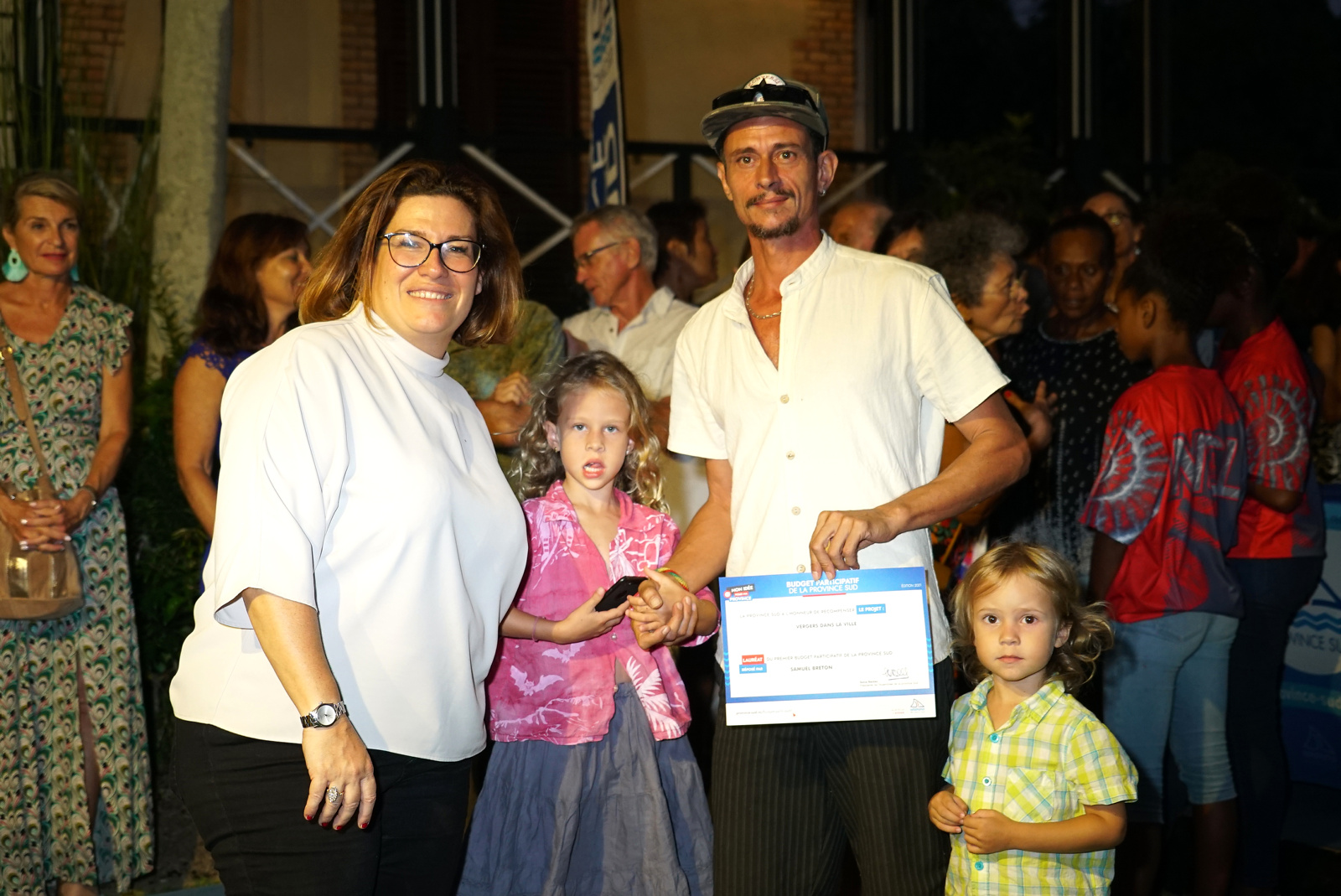 Sonia Backes, la présidente de l’assemblée récompense Samuel Breton, lauréat pour son projet « Vergers dans la ville ».