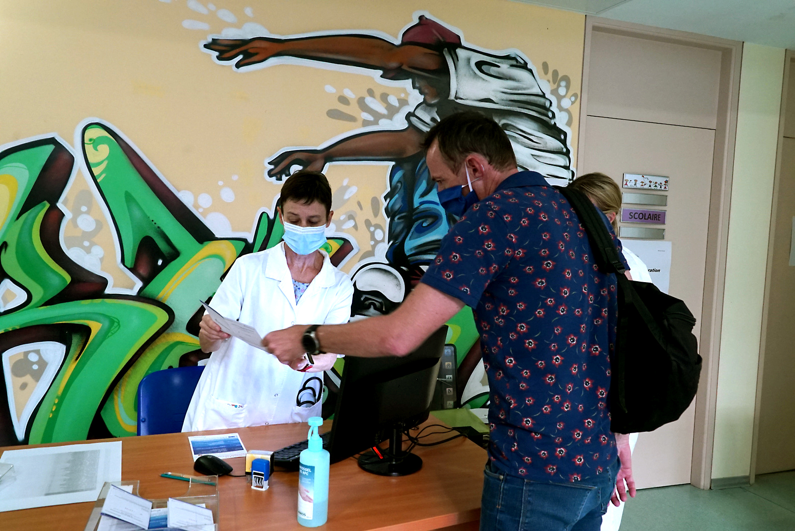 Thierry Cuggia, principal du collège de Dumbéa-Sur-Mer, vacciné au centre de vaccination de Montravel