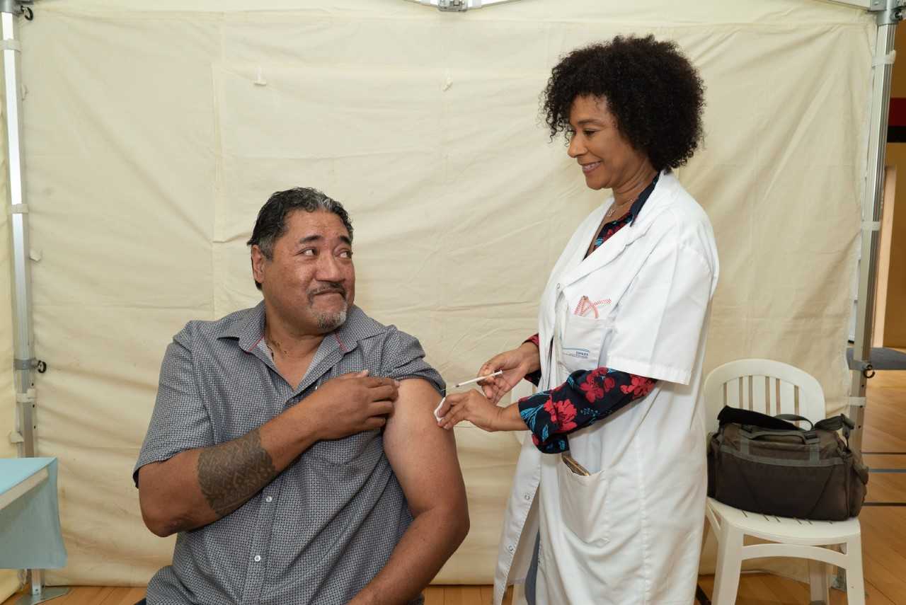 Lionel Pagaalua, élu de la province Sud en a profité pour se faire vacciner.