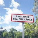 Un panneau indicateur de la commune de Sarramea