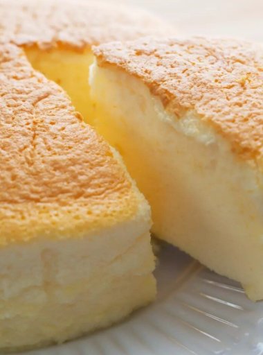 photo d'un gâteau nuage au citron, dont une tranche est prête à être servie