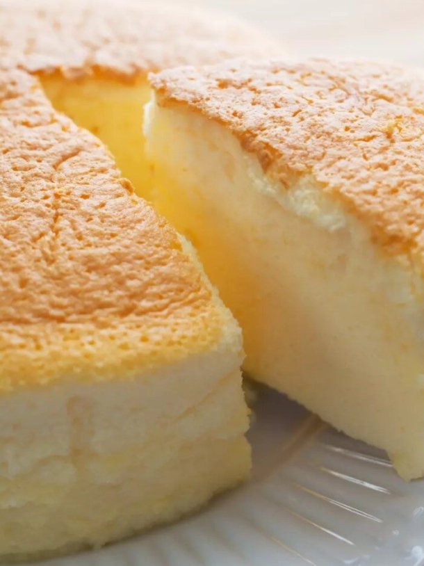 photo d'un gâteau nuage au citron, dont une tranche est prête à être servie