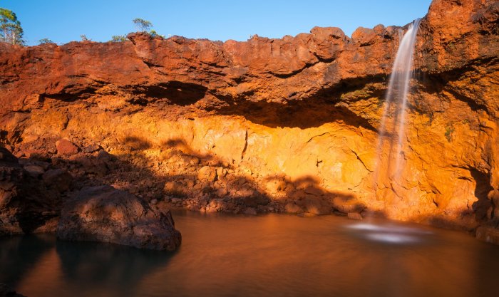 L’eau bâtisseuse. L’eau patiente à travers les temps. Par sa détermination constante, elle a le pouvoir de métamorphoser les paysages. Elle façonne même la cuirasse de fer, si caractéristique du Grand sud. Cette cascade permet au randonneur de se détendre et de bénéficier d’une pause bien méritée.