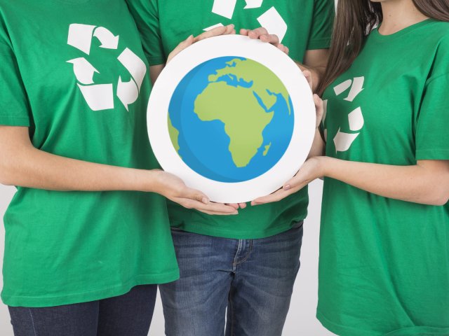 groupe-de-personnes-tenant-la-plaque-signaletique-dans-les-mains1