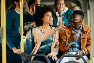 étudiant prenant les transport en commun