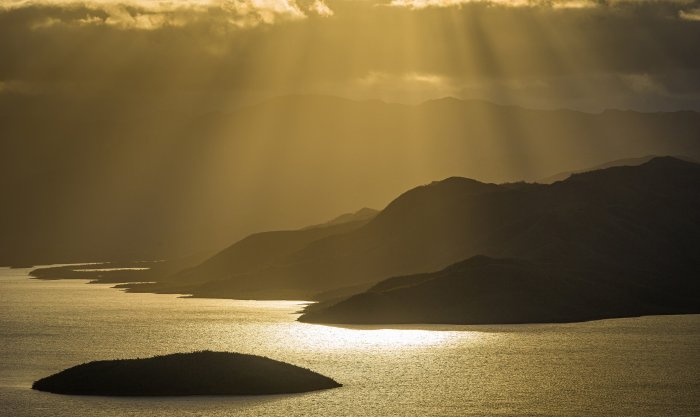 L’eau poétique. Lorsque le soleil se couche et se revêt de sa parure de lumière unique de fin de journée, quelques rayons finissent de percer les nuages. Leur lumière est alors immédiatement captée par l’eau. C’est le temps de l’introspection, du repli sur soi, du repos du corps et de l’émergence des songes.