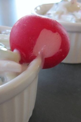 Tartare de radis et concombre au fromage et aux herbes