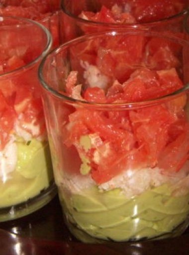 Verrines de mousse d'avocats, crabes et pamplemousse