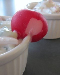 Tartare de radis et concombre au fromage et aux herbes