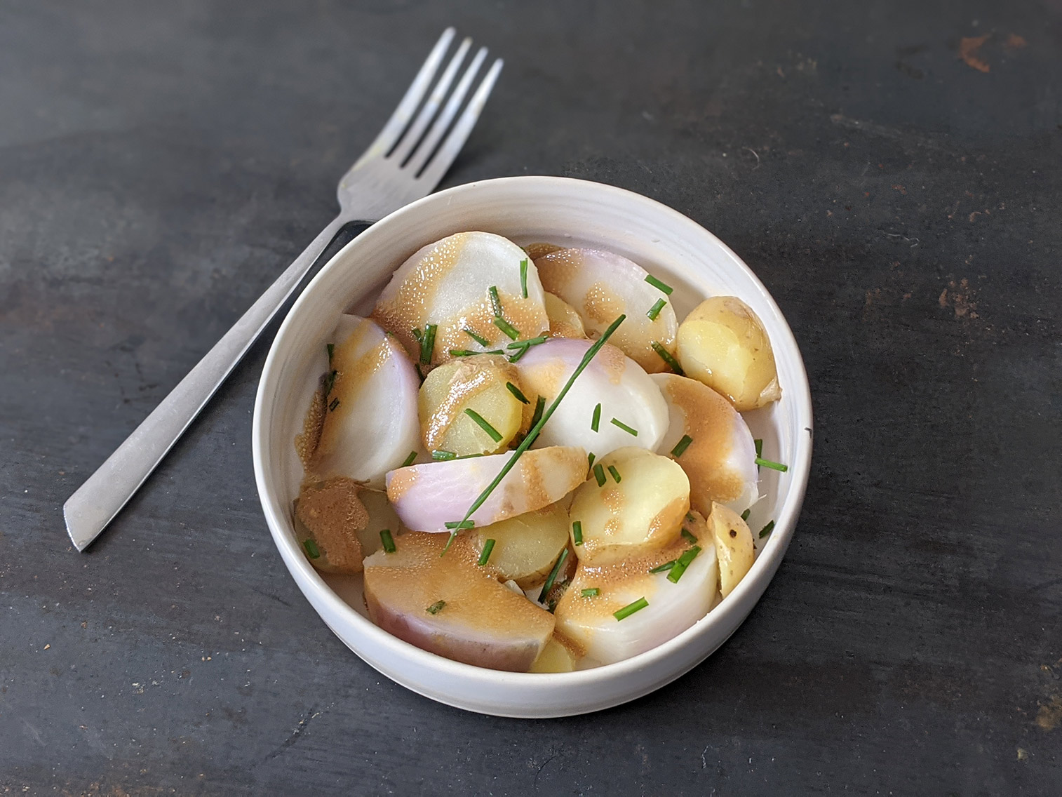 Entrée froide de navets, pommes de terre à la vinaigrette de soja
