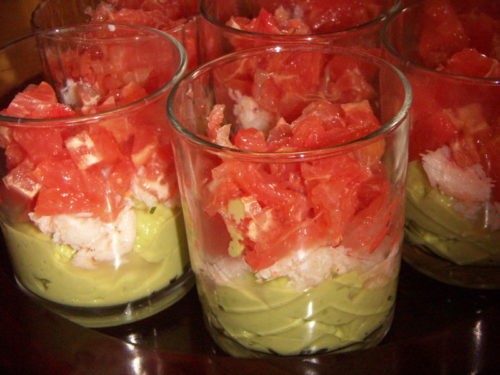 Verrines de mousse d'avocats, crabes et pamplemousse