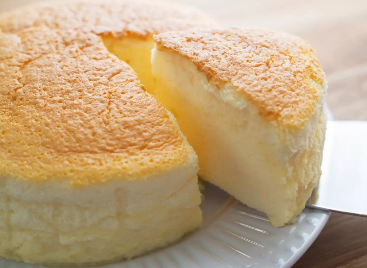photo d'un gâteau nuage au citron, dont une tranche est prête à être servie