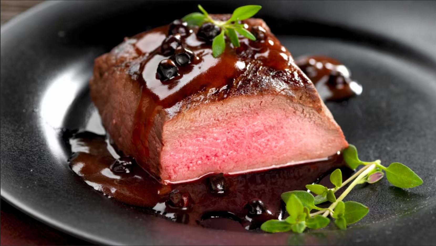 plat pavés de cerf marinés ©femmeactuellefr - Photocuisine StockFood