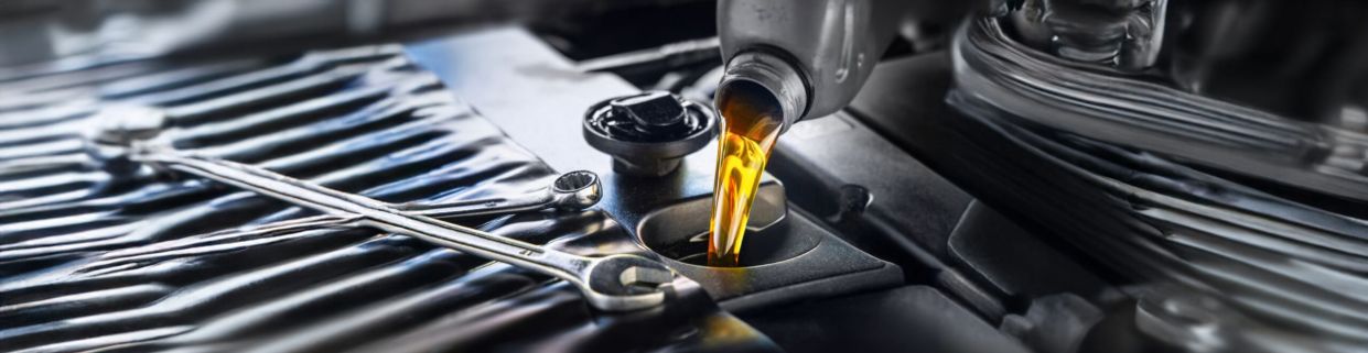 unephoto d'huile qui coule dans un moteur