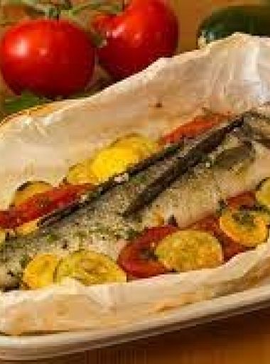 Poisson entier et bananes poingo en papillote