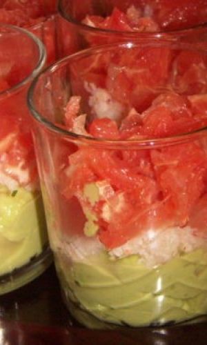 Verrines de mousse d'avocats, crabes et pamplemousse