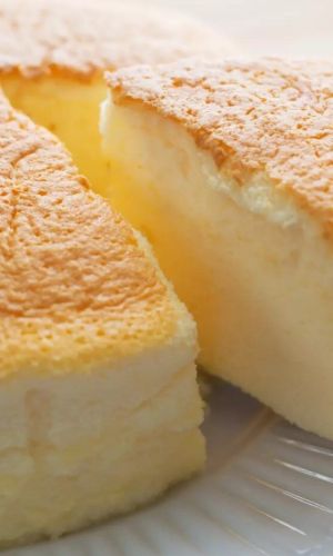 photo d'un gâteau nuage au citron, dont une tranche est prête à être servie