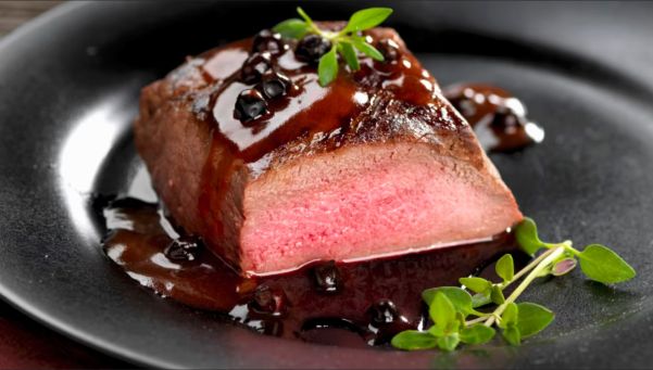 plat pavés de cerf marinés ©femmeactuellefr - Photocuisine StockFood