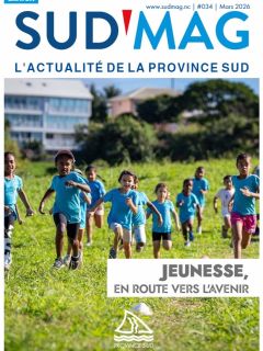 Sud Magazine cover showing children in blue shirts running on a grassy field; headline 'JEUNESSE, EN ROUTE VERS L’AVENIR'