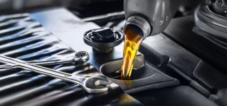 unephoto d'huile qui coule dans un moteur