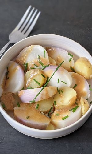 Entrée froide de navets, pommes de terre à la vinaigrette de soja