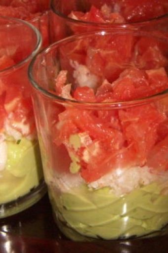 Verrines de mousse d'avocats, crabes et pamplemousse