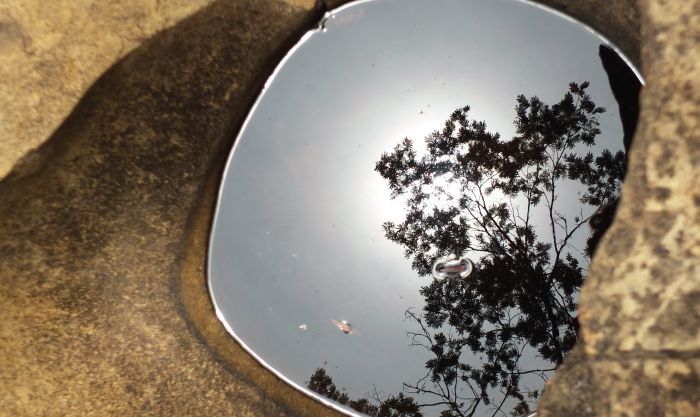 L’eau réfléchissante. Au détour d’un simple trou dans la pierre, l’eau piégée reflète la végétation environnante. C’est un appel à la réflexion, réflexion de l’eau, réflexion intellectuelle et surtout réflexion de l’âme. L’Homme a le pouvoir de se représenter et de prendre conscience de la nature qui l’entoure et constitue son propre écosystème.