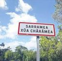 Un panneau indicateur de la commune de Sarramea