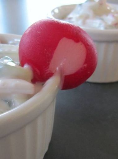 Tartare de radis et concombre au fromage et aux herbes