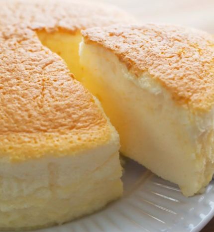 photo d'un gâteau nuage au citron, dont une tranche est prête à être servie