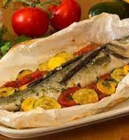 Poisson entier et bananes poingo en papillote