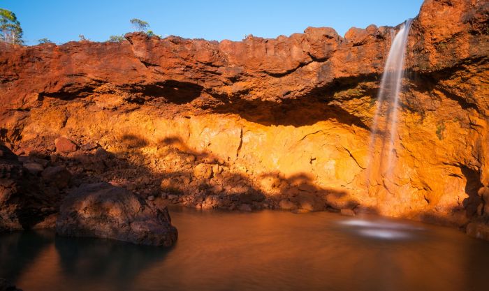 L’eau bâtisseuse. L’eau patiente à travers les temps. Par sa détermination constante, elle a le pouvoir de métamorphoser les paysages. Elle façonne même la cuirasse de fer, si caractéristique du Grand sud. Cette cascade permet au randonneur de se détendre et de bénéficier d’une pause bien méritée.