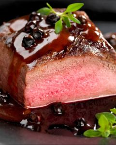 plat pavés de cerf marinés ©femmeactuellefr - Photocuisine StockFood