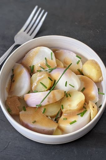 Entrée froide de navets, pommes de terre à la vinaigrette de soja