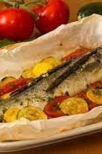 Poisson entier et bananes poingo en papillote