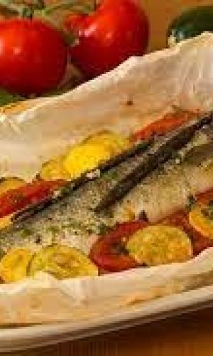 Poisson entier et bananes poingo en papillote