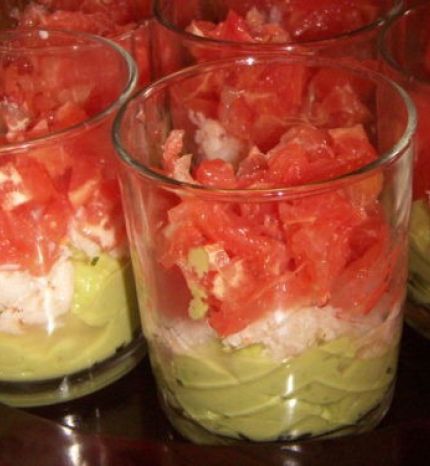 Verrines de mousse d'avocats, crabes et pamplemousse