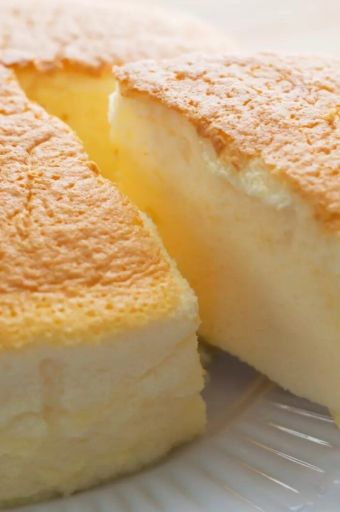 photo d'un gâteau nuage au citron, dont une tranche est prête à être servie