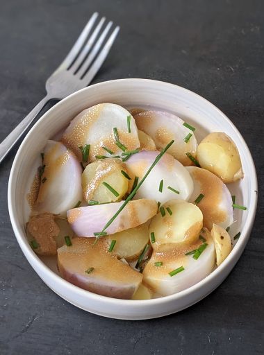 Entrée froide de navets, pommes de terre à la vinaigrette de soja