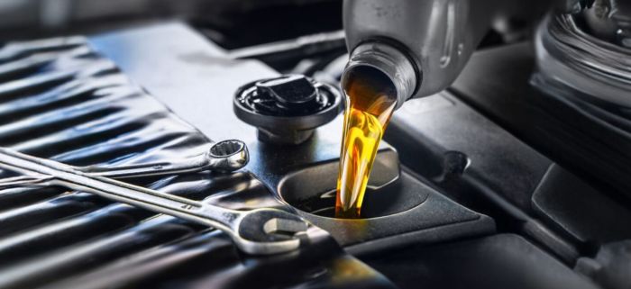 unephoto d'huile qui coule dans un moteur