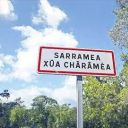 Un panneau indicateur de la commune de Sarramea